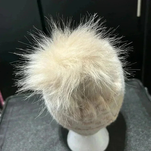 Steve Madden Blush Pink knitted faux fur pom-pom beanie 80% acrylic 20% nylon - Picture 3 of 6